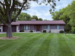 19330 W Hillcrest DRIVE, New Berlin, WI 53146