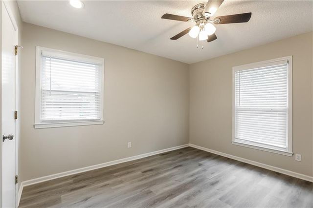 517 N Clayview Drive, Liberty, MO 64068