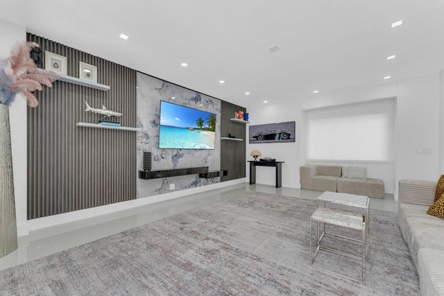 2724 N Ocean Boulevard, Fort Lauderdale, FL 33308