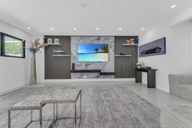 2724 N Ocean Boulevard, Fort Lauderdale, FL 33308