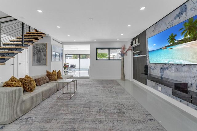 2724 N Ocean Boulevard, Fort Lauderdale, FL 33308