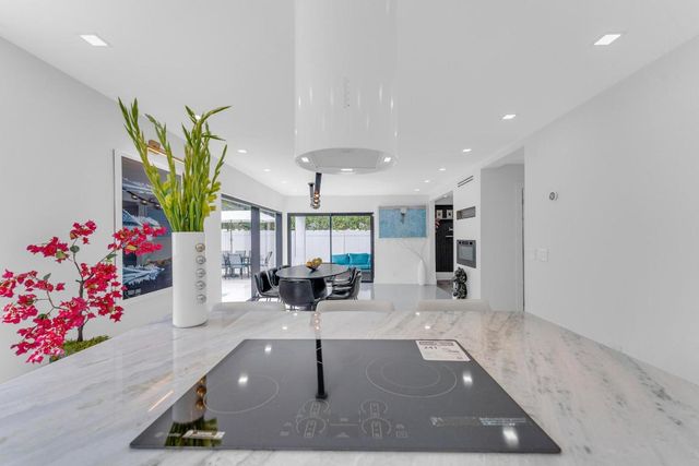 2724 N Ocean Boulevard, Fort Lauderdale, FL 33308