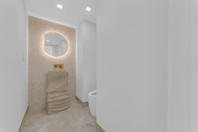 2724 N Ocean Boulevard, Fort Lauderdale, FL 33308