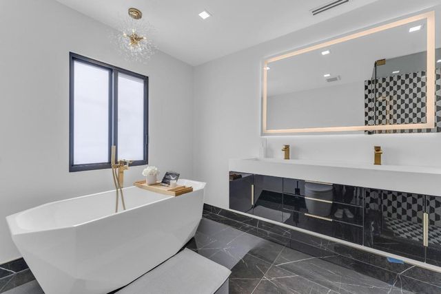 2724 N Ocean Boulevard, Fort Lauderdale, FL 33308