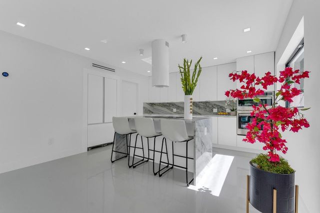 2724 N Ocean Boulevard, Fort Lauderdale, FL 33308