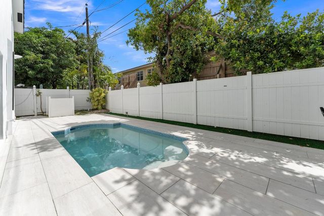 2724 N Ocean Boulevard, Fort Lauderdale, FL 33308