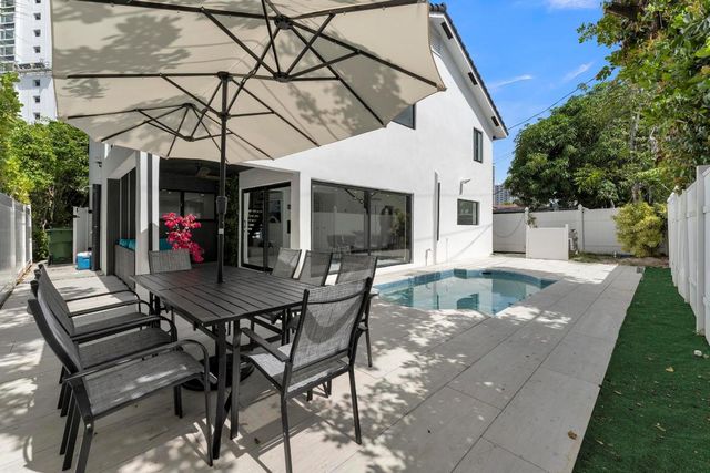 2724 N Ocean Boulevard, Fort Lauderdale, FL 33308