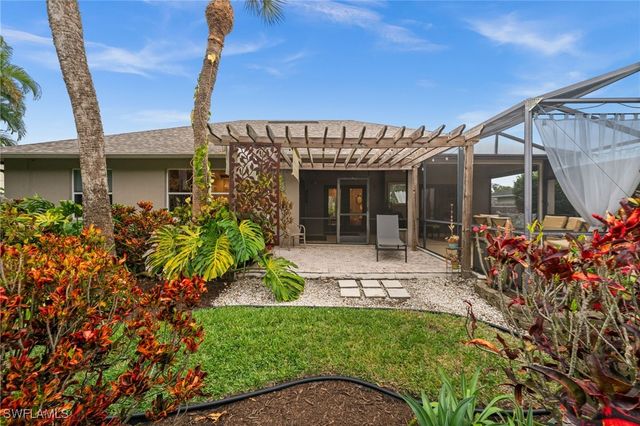 2440 River Reach DR, Naples, FL 34104