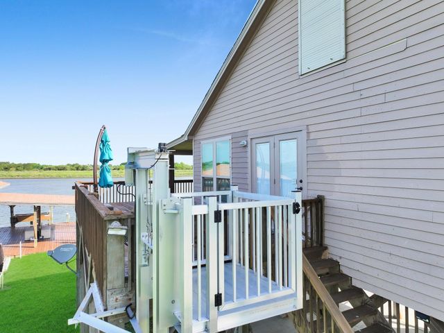 1301 N Monkhouse Drive, Crystal Beach, TX 77650