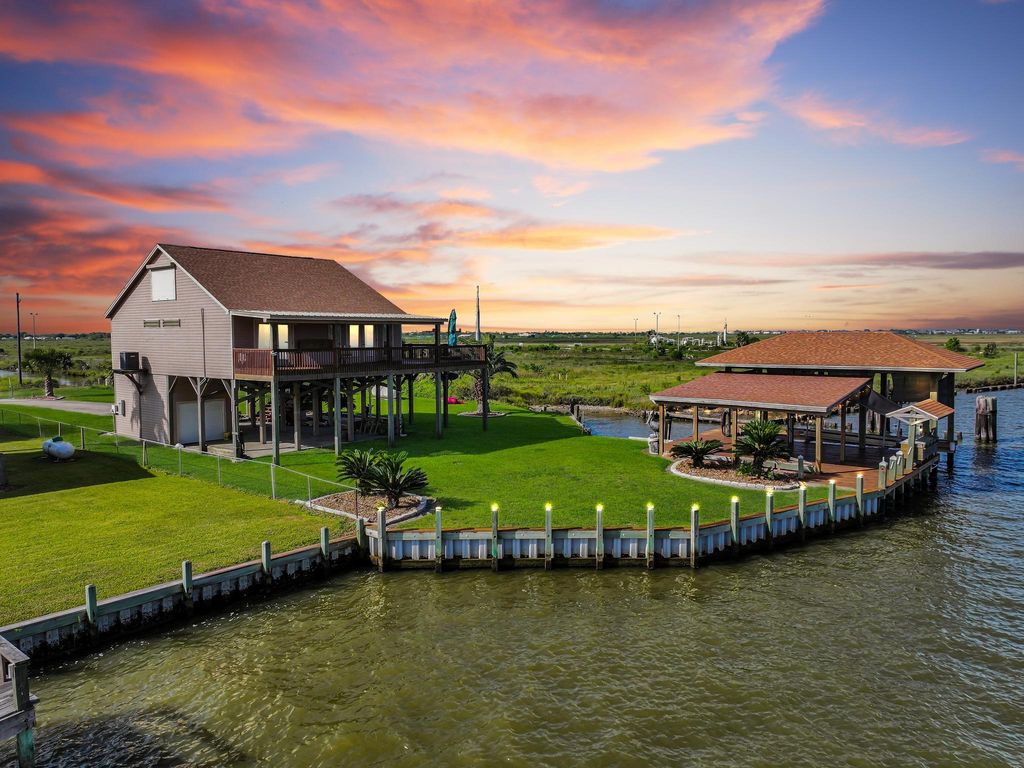 1301 N Monkhouse Drive, Crystal Beach, TX 77650
