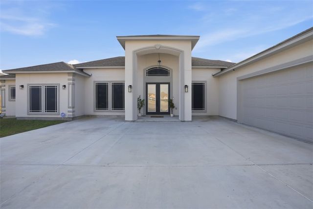 4033 Ranch Lake Dr, Corpus Christi, TX 78413