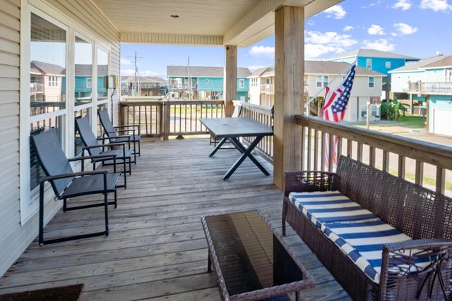 957 Fisherman Drive S, Crystal Beach, TX 77650