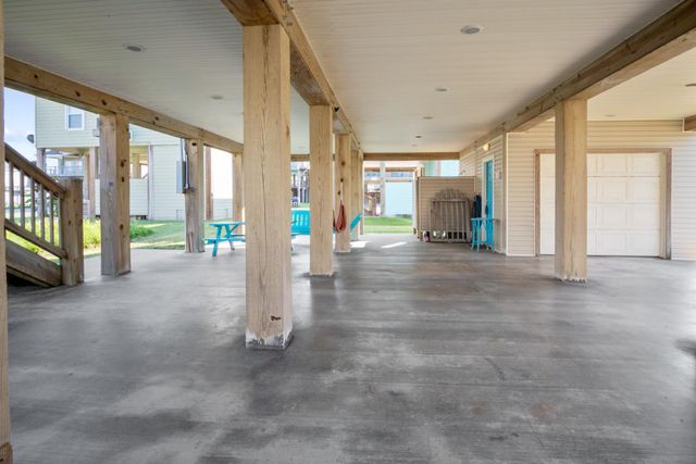 957 Fisherman Drive S, Crystal Beach, TX 77650