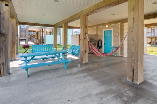 957 Fisherman Drive S, Crystal Beach, TX 77650