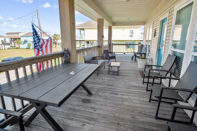 957 Fisherman Drive S, Crystal Beach, TX 77650