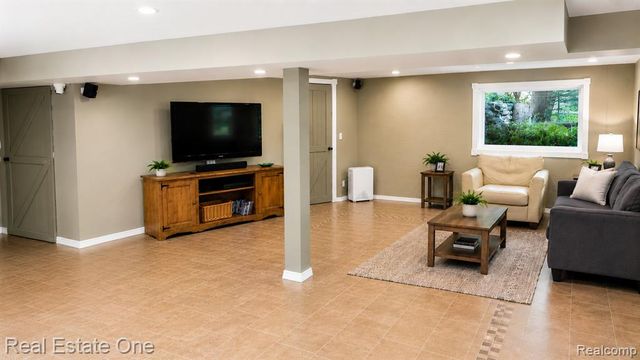 27634 Wellington Street, Farmington, MI 48334
