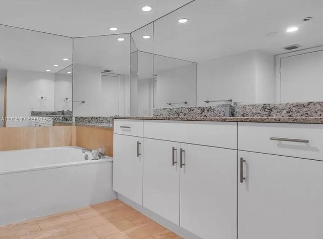 1717 N Bayshore Dr A-1533, Miami, FL 33132
