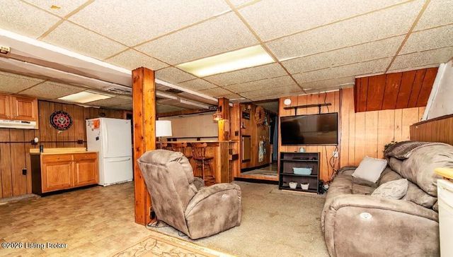 1082 Forrest View Dr, Louisville, KY 40219