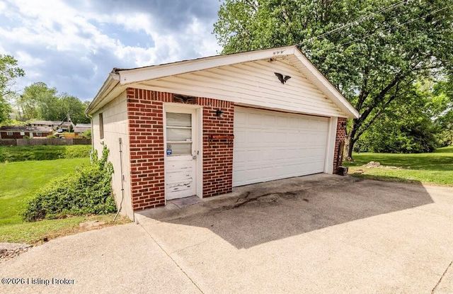 1082 Forrest View Dr, Louisville, KY 40219