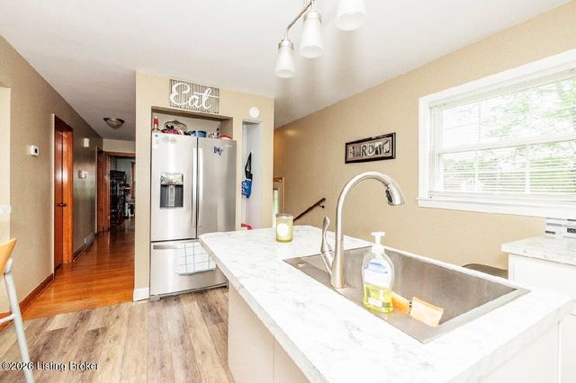 1082 Forrest View Dr, Louisville, KY 40219