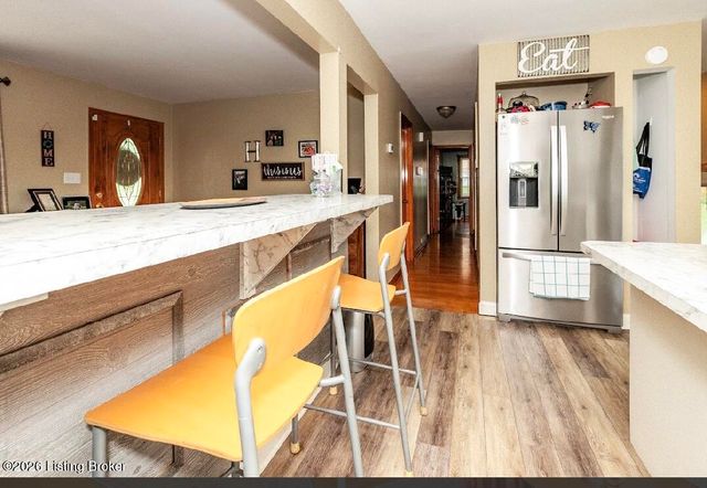 1082 Forrest View Dr, Louisville, KY 40219