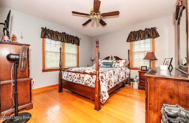 1082 Forrest View Dr, Louisville, KY 40219