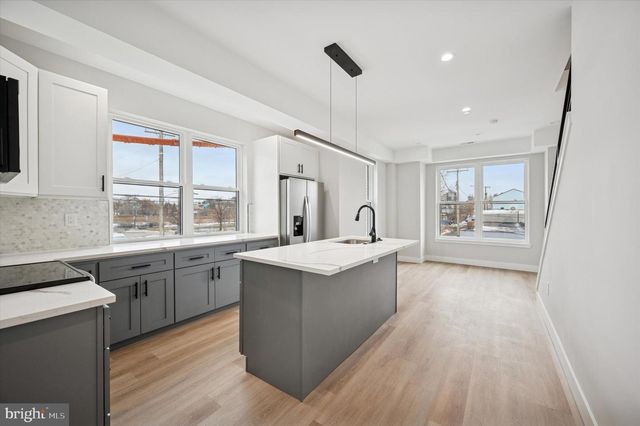 214 W CUMBERLAND ST, Philadelphia, PA 19133