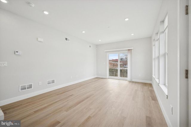 214 W CUMBERLAND ST, Philadelphia, PA 19133