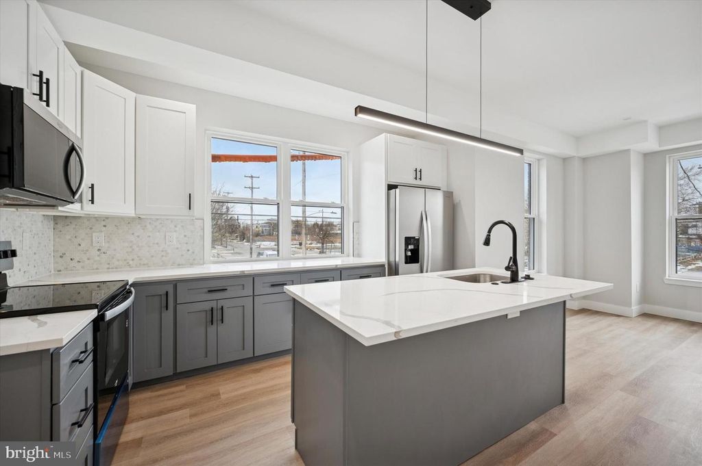 214 W CUMBERLAND ST, Philadelphia, PA 19133