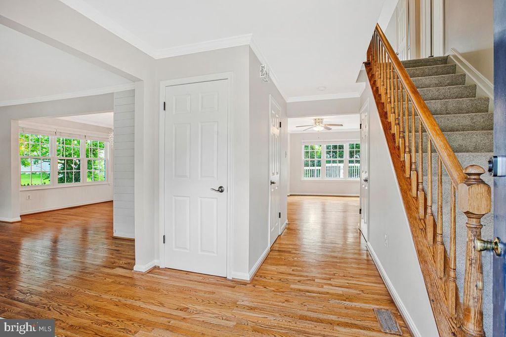 Image 4 of property listing at 6707 POTOMAC HUNT CT, Elkridge, MD 21075