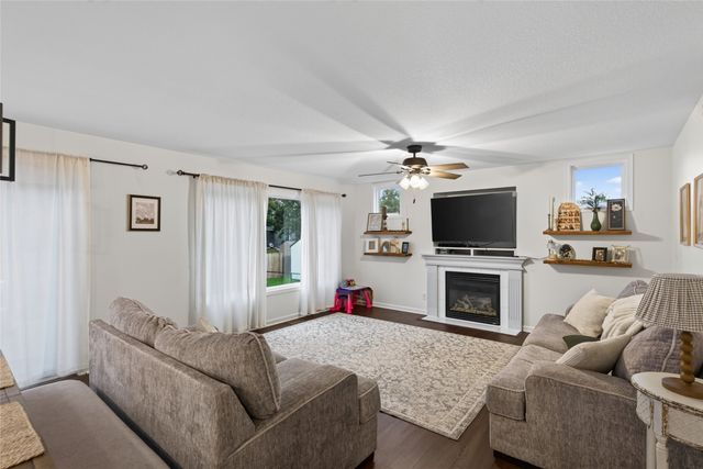 240 SE Dorr Court, Pleasant Hill, IA 50327