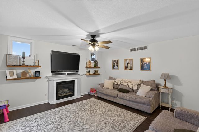240 SE Dorr Court, Pleasant Hill, IA 50327