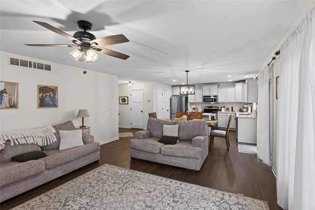 240 SE Dorr Court, Pleasant Hill, IA 50327