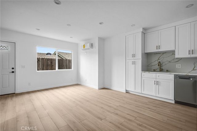 21713 Mulholland Dr, Woodland Hills, CA 91364