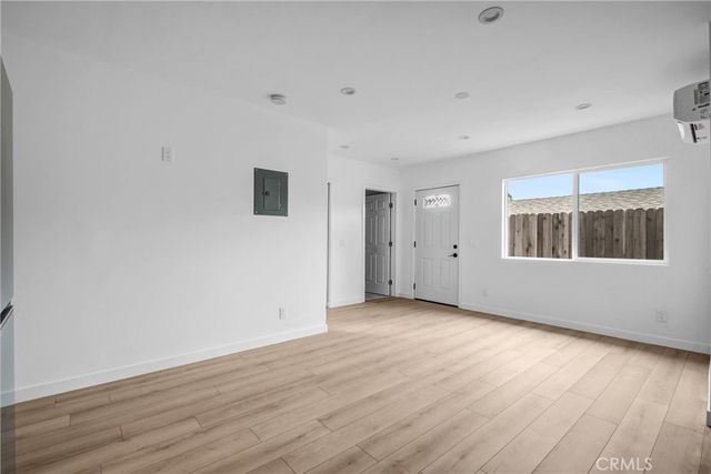 21713 Mulholland Dr, Woodland Hills, CA 91364