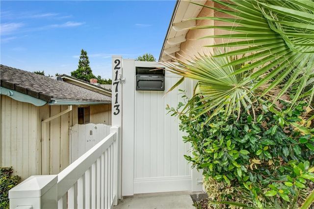 21713 Mulholland Dr, Woodland Hills, CA 91364