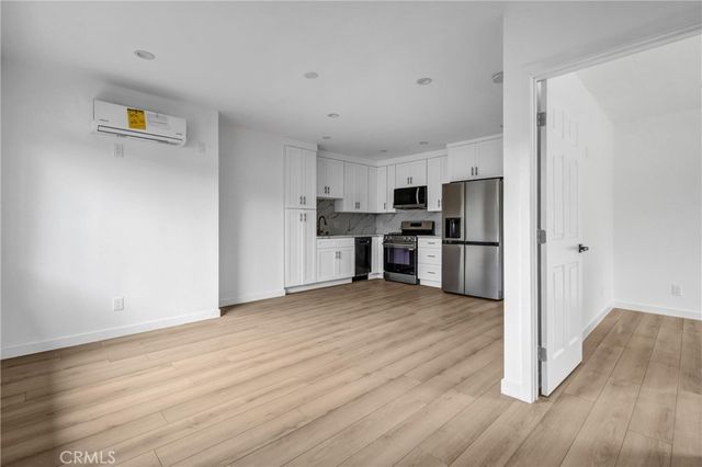 21713 Mulholland Dr, Woodland Hills, CA 91364