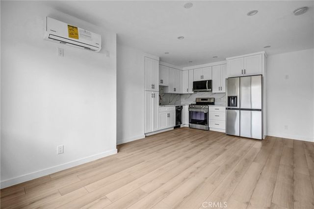 21713 Mulholland Dr, Woodland Hills, CA 91364