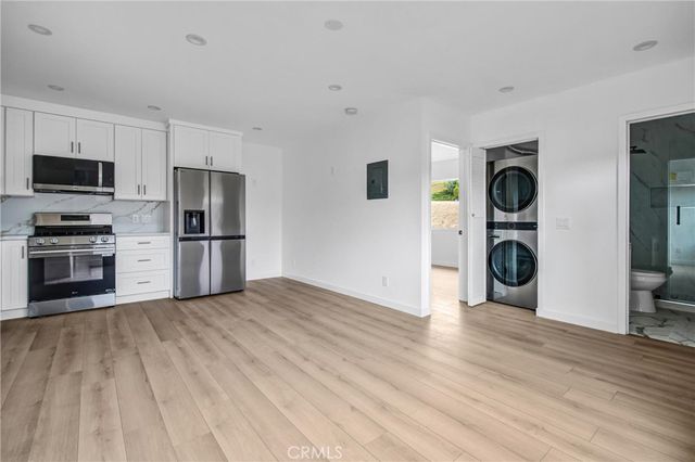 21713 Mulholland Dr, Woodland Hills, CA 91364