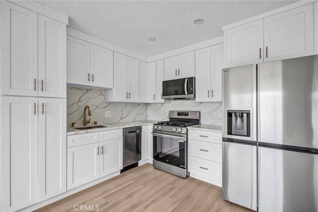 21713 Mulholland Dr, Woodland Hills, CA 91364