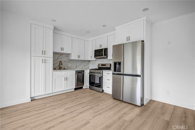 21713 Mulholland Dr, Woodland Hills, CA 91364