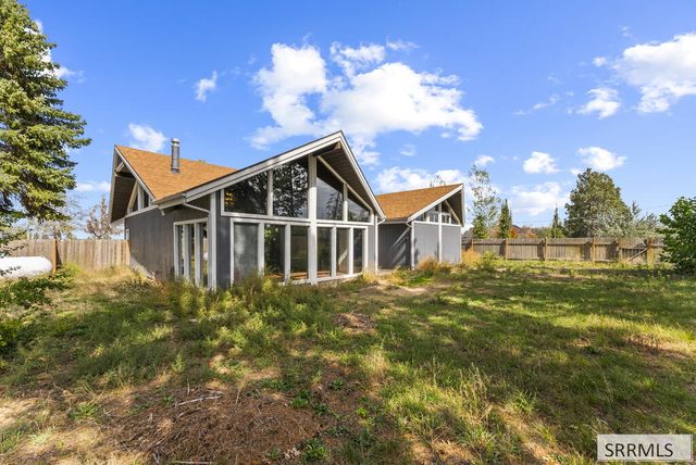 4011 E 49th S, Ammon, ID 83406