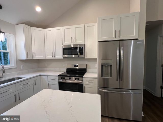 633 SHOREWOOD DR, Colonial Beach, VA 22443