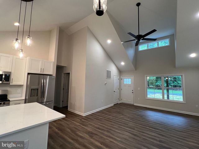 633 SHOREWOOD DR, Colonial Beach, VA 22443