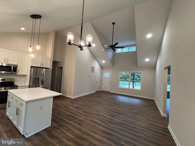 633 SHOREWOOD DR, Colonial Beach, VA 22443