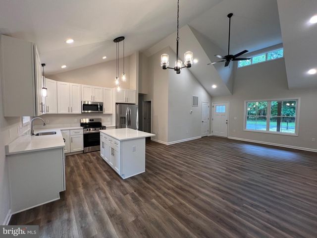 633 SHOREWOOD DR, Colonial Beach, VA 22443