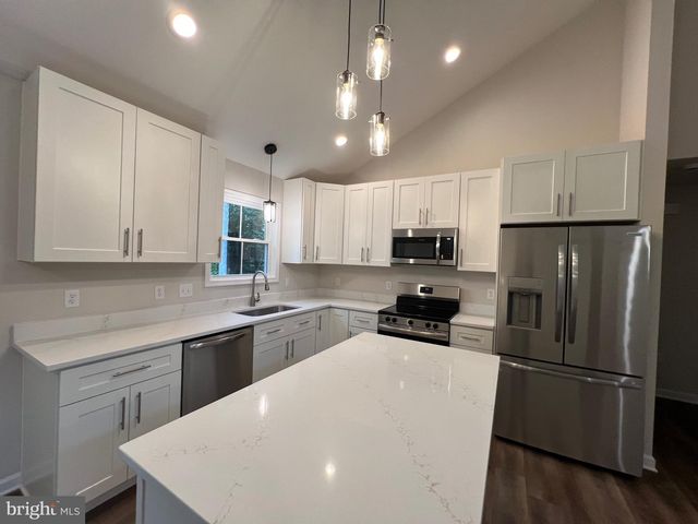 633 SHOREWOOD DR, Colonial Beach, VA 22443