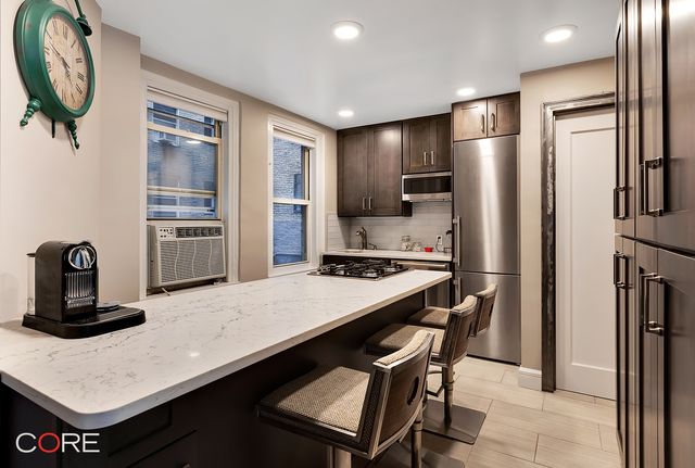 321 E 43rd St Apt 109, New York City, NY 10017
