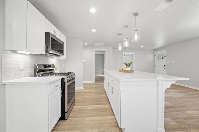 805 Haysel ST, Bastrop, TX 78602