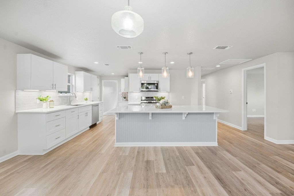 805 Haysel ST, Bastrop, TX 78602
